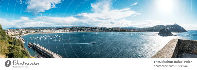 Panorama von bucht mit Hügel im Hintergrund Sonne Häuser Meer Wasser Sommer blau Natur Bucht donostia san sebastian Spanien San Sebastián Baskenland Landschaft