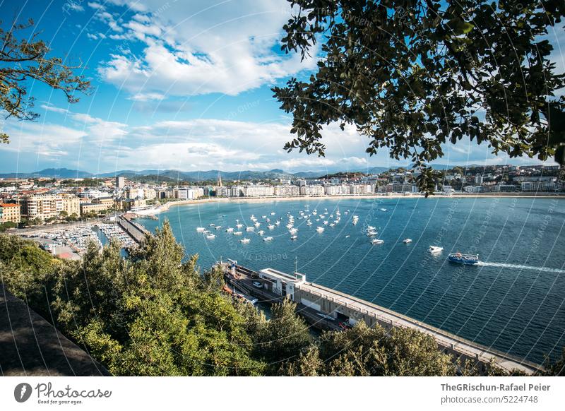 Strand mit Häuser im Hintergrund von oben Sonne Hügel Meer Wasser Sommer blau Natur Bucht donostia san sebastian Spanien San Sebastián Baskenland Landschaft