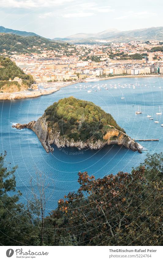 Strand mit Häuser im Hintergrund von oben Sonne Hügel Meer Wasser Sommer blau Natur Bucht donostia san sebastian Spanien San Sebastián Baskenland Landschaft