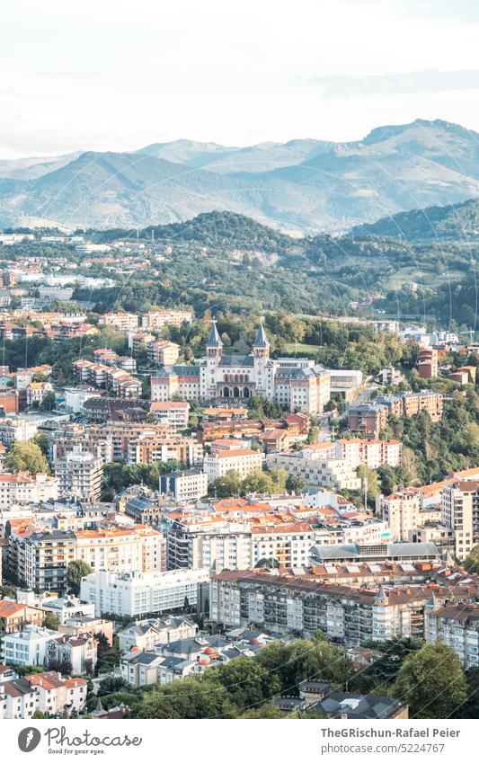 Häuser mit Hügel im Hintergrund Sommer blau donostia san sebastian Spanien San Sebastián Baskenland Landschaft Ferien & Urlaub & Reisen Tourismus Stadt