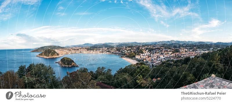 Strand mit Häuser im Hintergrund von oben Sonne Hügel Meer Wasser Sommer blau Natur Bucht donostia san sebastian Spanien San Sebastián Baskenland Landschaft