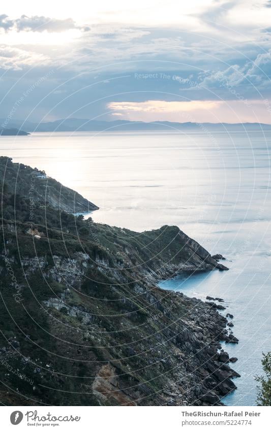 klippe am Meer mit Wolken am Himmel Sonne Hügel Wasser Sommer blau Natur Bucht donostia san sebastian Spanien San Sebastián Baskenland Landschaft MEER Küste