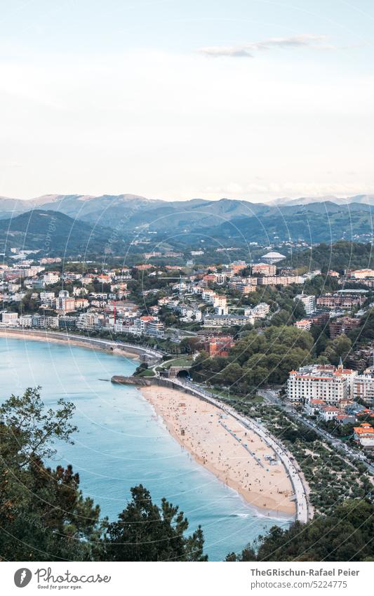 Strand mit Häuser im Hintergrund von oben Sonne Hügel Meer Wasser Sommer blau Natur Bucht donostia san sebastian Spanien San Sebastián Baskenland Landschaft