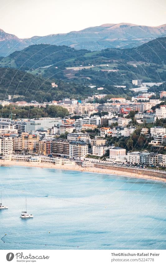 Strand mit Häuser im Hintergrund von oben Hügel Meer Wasser Sommer blau Natur Bucht donostia san sebastian Spanien San Sebastián Baskenland Landschaft MEER