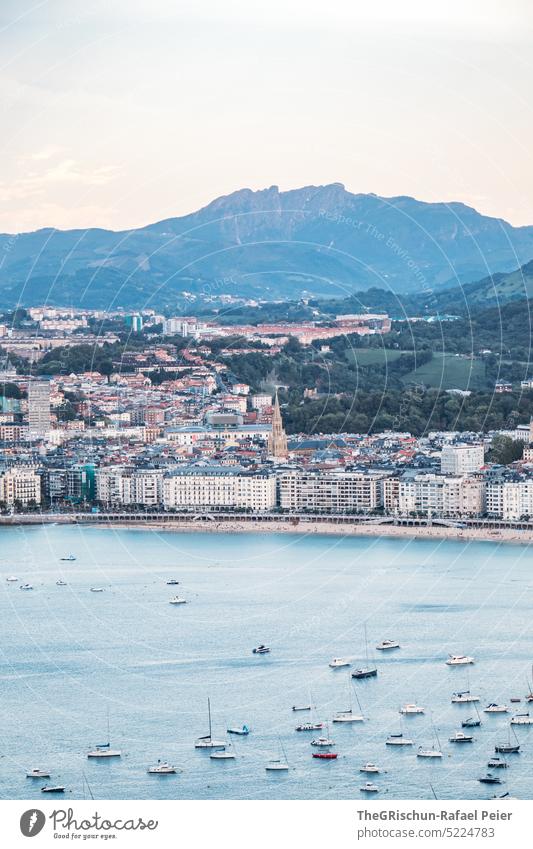 Strand mit Häuser und Berge im Hintergrund Hügel Meer Wasser Sommer blau Natur Bucht donostia san sebastian Spanien San Sebastián Baskenland Landschaft MEER