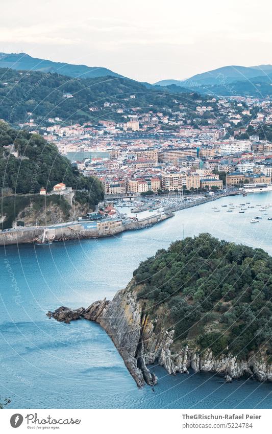 Strand mit Häuser und Berge im Hintergrund Hügel Meer Wasser Sommer blau Natur Bucht donostia san sebastian Spanien San Sebastián Baskenland Landschaft MEER