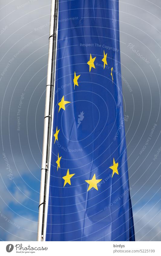 blaue Europaflagge mit gelben Sternen EU Europäische Union Flagge EU-Flagge windstill Europafahne Politik & Staat Flaute europäisch Gewitterwolken