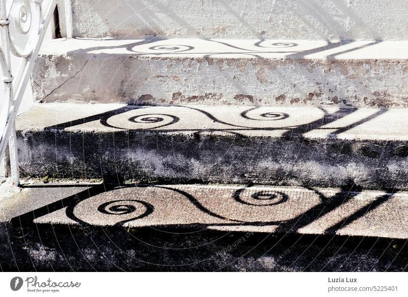 Schnecken Schatten vom Schmiedeeisengeländer auf der alten Treppe Schnörkel rund schön Geländer weiß hell Kontrast Sonne Licht Schattenspiel Sonnenlicht