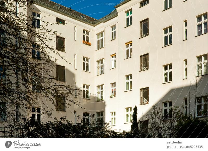 Hinterhof in Kreuzberg altbau außen brandmauer fassade fenster haus himmel himmelblau hinterhaus hinterhof innenhof innenstadt kiez mehrfamilienhaus