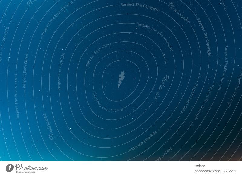 Night Starry Sky Galaxy mit leuchtenden Sternen. Helles Glühen des Himmels Sterne natürlichen Hintergrund Kulisse in blauen Farben. Kopierraum Sternenhimmel