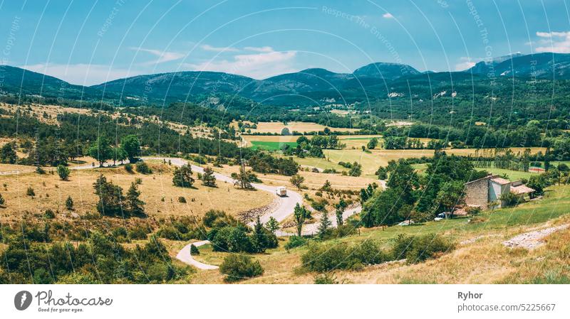 Kleiner Lastwagen fahren in schöne Landschaft in der Nähe von Dorf Trigance in der Provence, Frankreich. Auslöser alpen blau PKW Ladung Europa Französisch Hügel