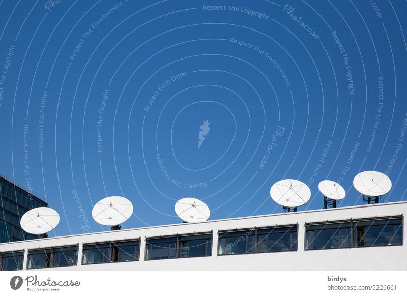 viele Satelittenschüsseln auf einem Flachdach Satelittenempfang Datenübertragung Ausrichtung Satelittentechnik Satelittensignal Datenverkehr Gebäude fenster