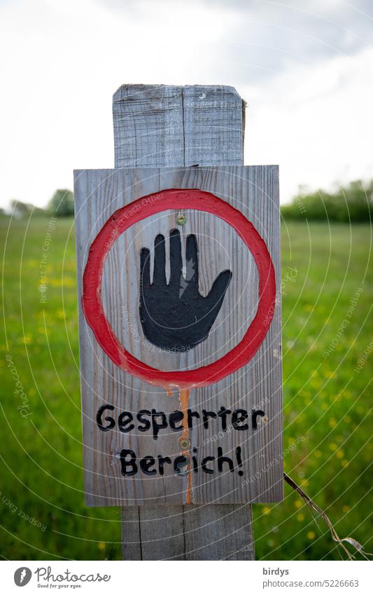 gesperrter Bereich im Naturschutzgebiet. Holztafel mit Symbol und Text Betretungsverbot Grünland Vogelschutz Brutgebiet Lebensraum Flora und Fauna Biotop