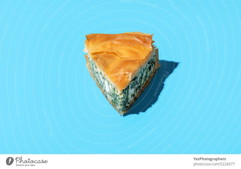 Spinatkuchen Scheibe minimalistisch auf einem blauen Hintergrund. Hausgemachte herzhaften Kuchen, Balkan Rezept. gebacken banitsa hell Bulgaren Käse Farbe Küche