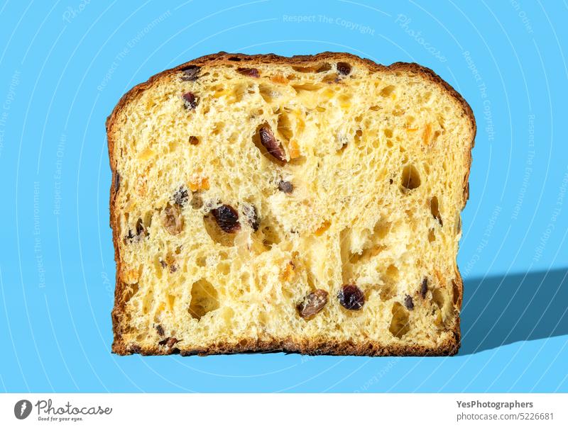 Sauerteig-Panettone innen. Halbierter Panettone, minimalistisch auf blauem Hintergrund gebacken Brot hell braun Kuchen Feier Weihnachten Nahaufnahme Farbe