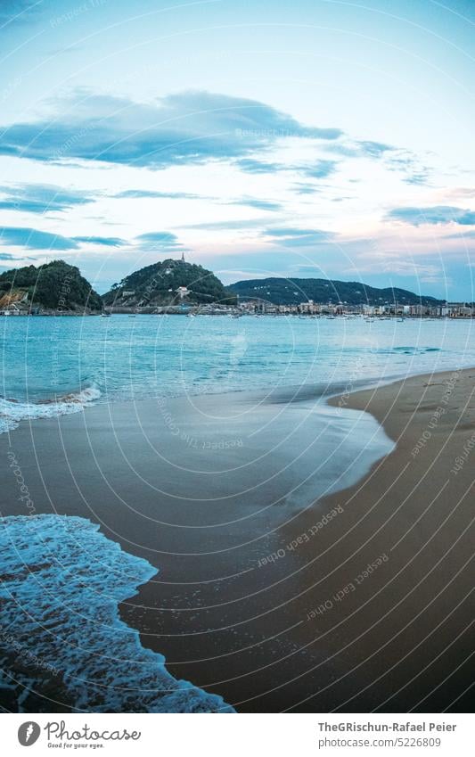 Strand mit Meer und Hügel im Hintergrund Wasser Sommer blau Natur Bucht donostia san sebastian Spanien San Sebastián Baskenland Landschaft MEER Küste im Freien