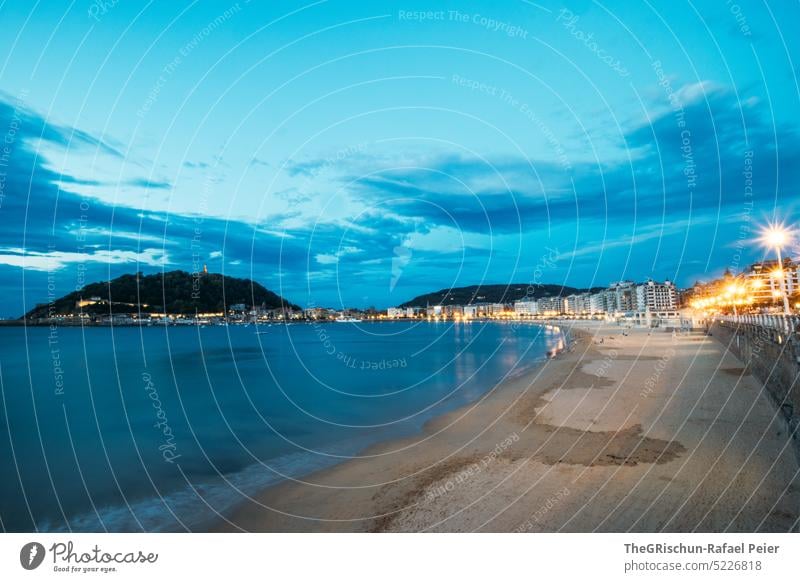 Strand mit Meer und Hügel im Hintergrund Wasser Sommer blau Natur Bucht donostia san sebastian Spanien San Sebastián Baskenland Landschaft MEER Küste im Freien