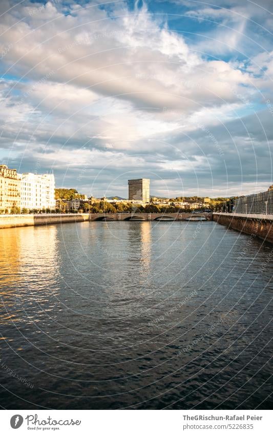 Stadt im Sonnenuntergang, brücke mit Fluss Meer Wasser Sommer blau Natur donostia san sebastian Spanien San Sebastián Baskenland Landschaft MEER im Freien