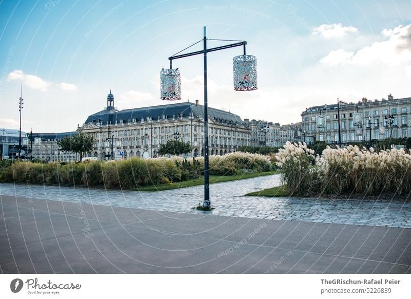 park mit historischen Gebäuden im Hintergrund bordeaux Frankreich touristisch städtetrip Park Tourismus Europa reisen Französisch Wahrzeichen