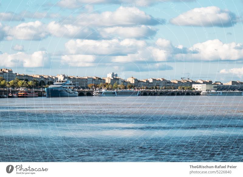 Fluss mit Schiff und Häuser im Hintergrund bordeaux Frankreich touristisch städtetrip Park Gebäude Tourismus Europa reisen historisch Französisch Wahrzeichen