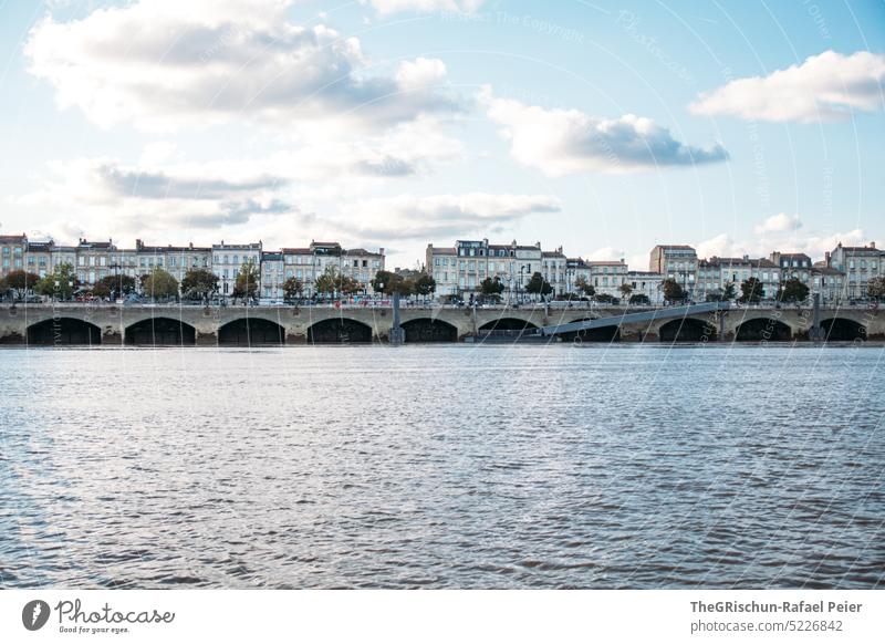 Fluss mit Schiff und Häuser im Hintergrund bordeaux Frankreich touristisch städtetrip Park Gebäude Tourismus Europa reisen historisch Französisch Wahrzeichen