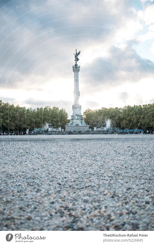 Wahrzeichen im Park mit Springbrunnen bordeaux Frankreich touristisch städtetrip Gebäude Tourismus Europa reisen historisch Französisch blau braun