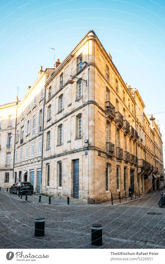 Wohnhaus wird von untergehender Sonne angescheint bordeaux Frankreich touristisch städtetrip Park Gebäude Tourismus Europa reisen historisch Französisch blau