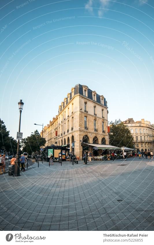 Wohnhaus wird von untergehender Sonne angescheint bordeaux Frankreich touristisch städtetrip Gebäude Tourismus Europa reisen historisch Französisch blau