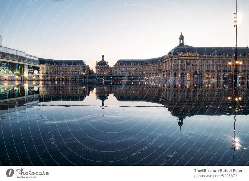 Wasser mit Spiegelung Stadt bordeaux Frankreich Häuser Kultur Sehenswürdigkeit Fenster von unten Perspektive reisen städtetrip Architektur Tourismus