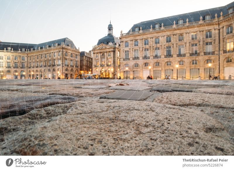 Steinplatz mit Häuser im Hintergrund Stadt bordeaux Frankreich Kultur Sehenswürdigkeit Fenster von unten Perspektive reisen städtetrip Architektur Tourismus