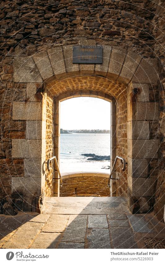 Tür durch mauer mit Sicht auf das Meer Mauer Stadt Frankreich reisen Tourismus Bretagne Ferien & Urlaub & Reisen Landschaft Außenaufnahme Saint-Malo Wahrzeichen