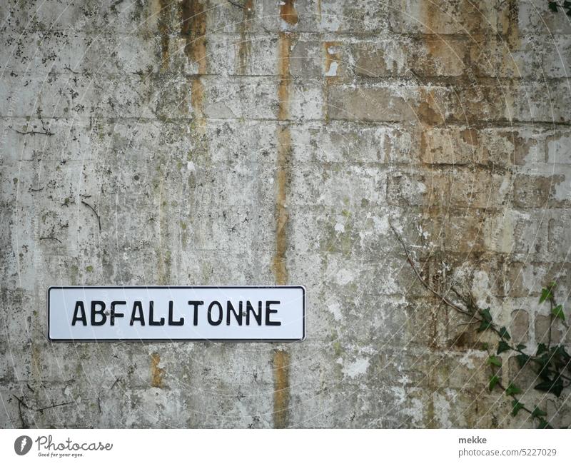 Die Abfalltonne hinterlässt ihre Spuren auf einer Mauer Tonne Müll Müllentsorgung Mülltonne Recycling Müllbehälter Umweltschutz Mülltrennung Müllverwertung