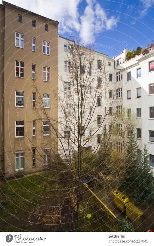 Hinterhof an der Grenze zum Frühlingsanfang altbau außen brandmauer fassade fenster haus himmel himmelblau hinterhaus hinterhof innenhof innenstadt kiez