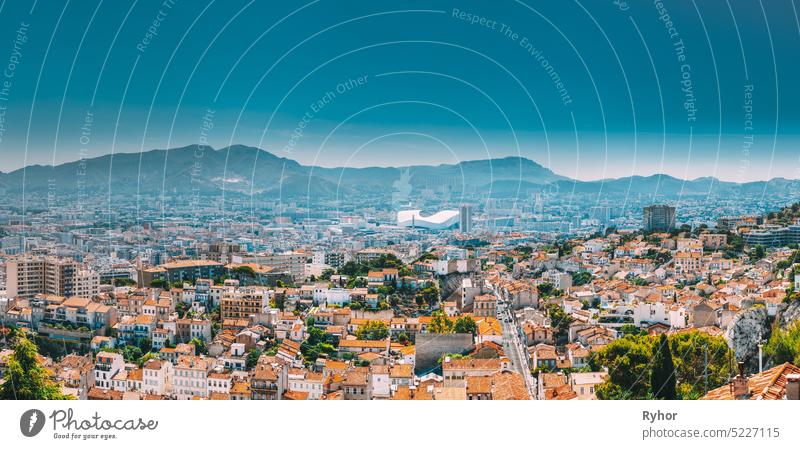 Stadtpanorama, Luftaufnahme, Stadtbild von Marseille, Frankreich. Sonniger Sommertag mit strahlend blauem Himmel. Stadtbild von Marseille, Frankreich. Städtischen Hintergrund mit Sport Velodrome Stadion. Stade Velodrome