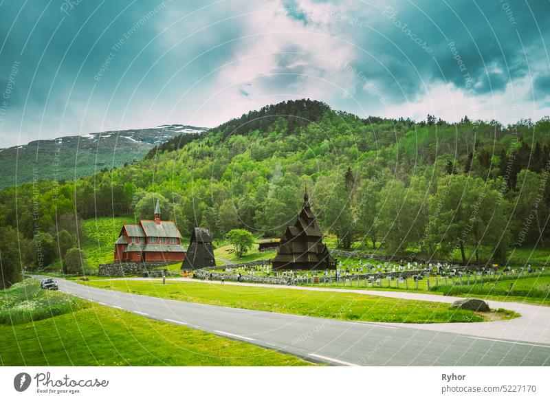 Borgund, Norwegen. Berühmtes Wahrzeichen Stavkirke Eine alte hölzerne dreischiffige Stabkirche im Sommer Tag. Antike alte hölzerne Anbetung in norwegischen Landschaft Landschaft