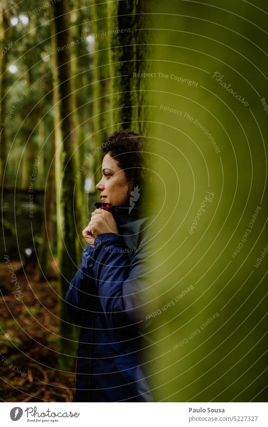 Porträt einer Frau im Wald authentisch Wanderung Ferien & Urlaub & Reisen reisen Natur Umwelt Tourismus Reisefotografie Farbfoto Ausflug wandern Fernweh