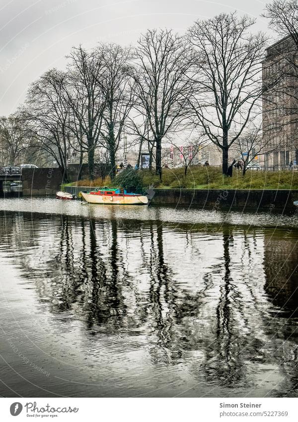 Boot auf einem Kanal in Amsterdam kanal boot fluss wasser Fluss Niederlande Europa Reflexion & Spiegelung