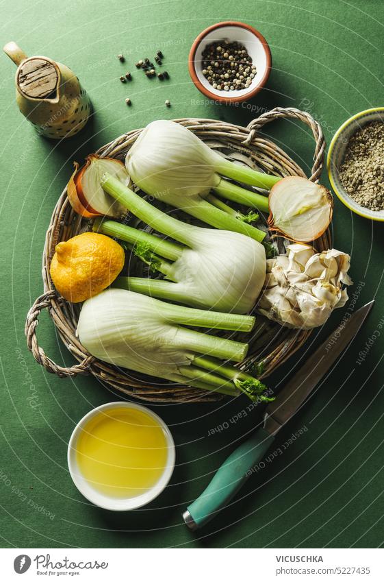 Kochen Vorbereitung von Fenchel auf grünem Hintergrund mit Zutaten und Küchenutensilien, Draufsicht. Gesundes Essen Essen zubereiten Utensilien