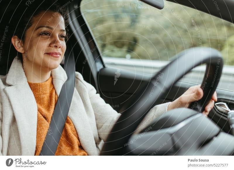 Porträt einer fahrenden Frau Lächeln Laufwerk Transport Fahrzeug Verkehr Fahrer jung reisen Person Straße Reise Lifestyle Automobil PKW Ausflug Mädchen