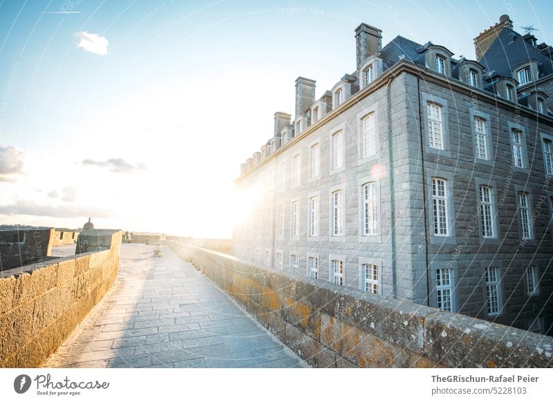 Mauer und gehweg mit Häuserzeile im Gegenlicht Stadt Frankreich reisen Tourismus Bretagne Ferien & Urlaub & Reisen Landschaft Außenaufnahme Himmel Saint-Malo