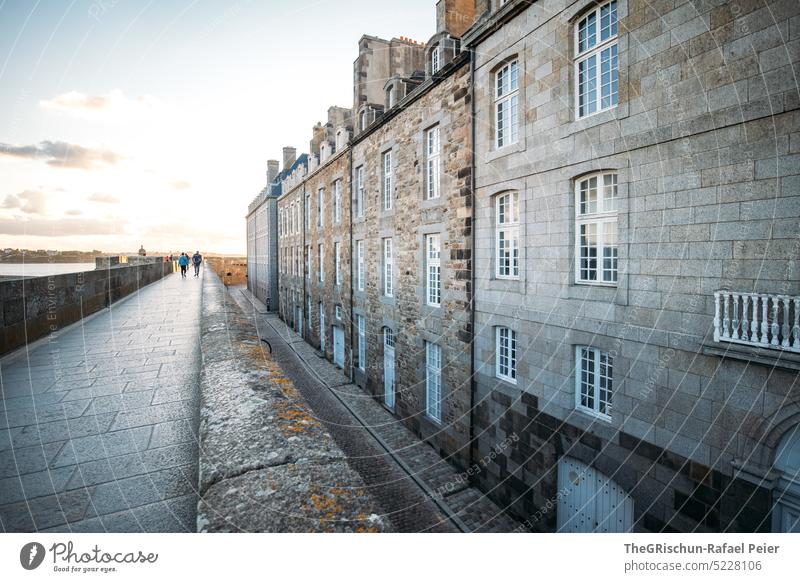 Mauer und gehweg mit Häuserzeile vor Abendstimmung Stadt Frankreich reisen Tourismus Bretagne Ferien & Urlaub & Reisen Landschaft Außenaufnahme Himmel