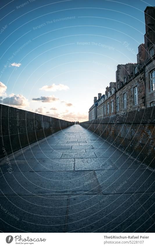 Mauer und gehweg mit Häuserzeile vor blauem Himmel Stadt Frankreich reisen Tourismus Bretagne Ferien & Urlaub & Reisen Landschaft Außenaufnahme Saint-Malo