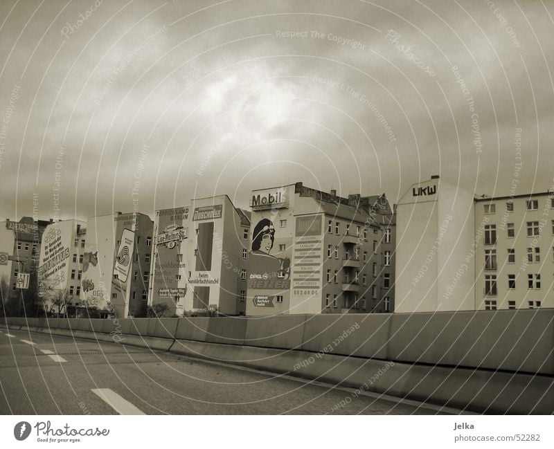 Börlin! Haus Himmel Architektur Fassade Straße Armut Ghetto Block Häuserzeile Berlin houses wohhaus blocks architecture Kurve sky autoban arvus Schwarzweißfoto