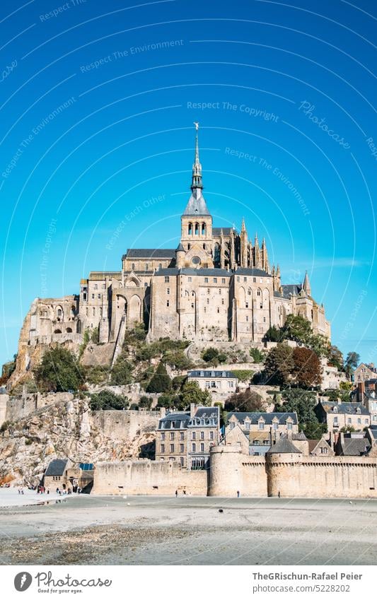 Mont Saint Michel vor blauem Himmel - Frankreich Bretagne mont saint michel mont saint-michel Mont St. Michel Mont St.Michel Stadtmauer Abtei Kirche Gebäude