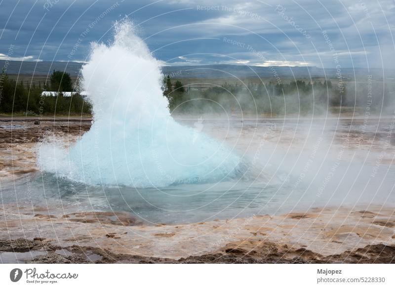 Erstaunlicher Geysir in Island, Europa goldener Kreis berühmt Himmelswolken Tropfen Explosion Springbrunnen Eruption Kraft Energie Spray Strokkur thermisch