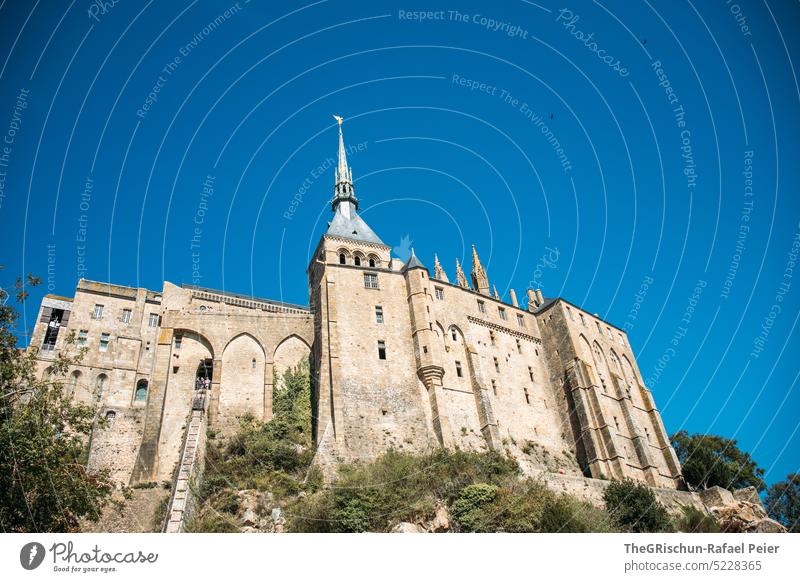 Mont Saint Michel vor blauem Himmel - Frankreich Bretagne mont saint michel mont saint-michel Mont St. Michel Mont St.Michel Abtei Kirche Gebäude Architektur