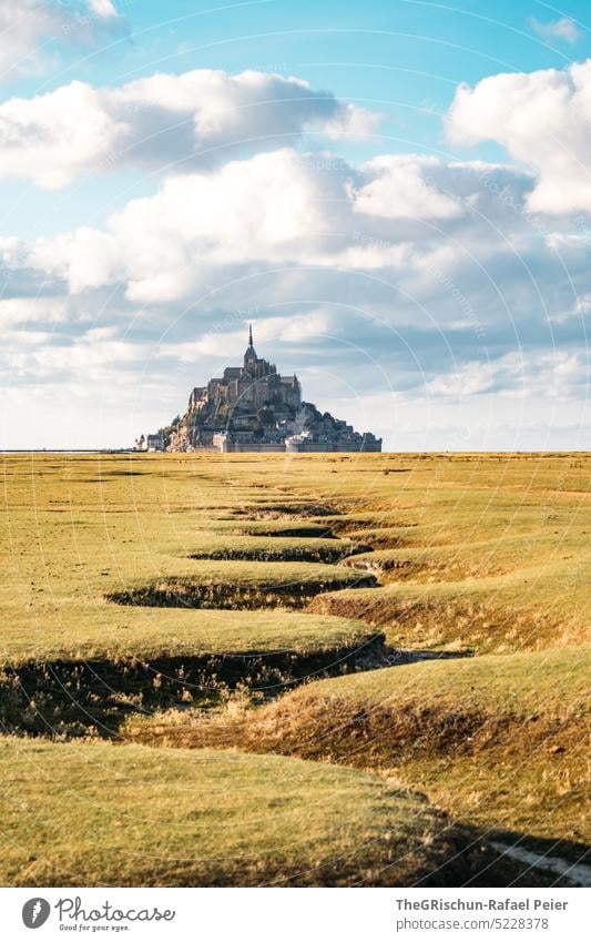 Trockenes Flussbett vor Mont Saint Michel Wiese Gras Landschaft mont saint michel Mont St. Michel Frankreich Wahrzeichen Tourismus Sehenswürdigkeit