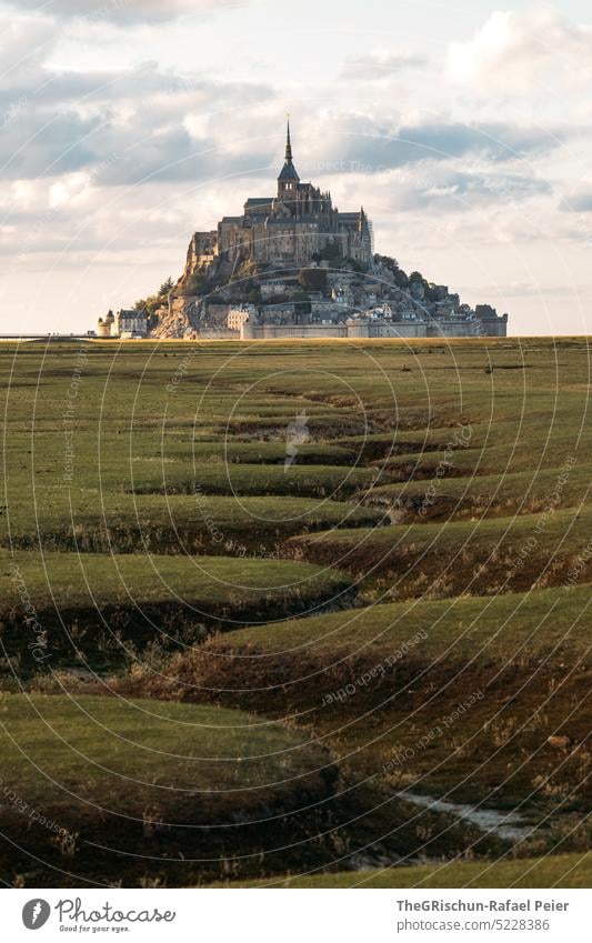 Trockenes Flussbett vor Mont Saint Michel Wiese Gras Landschaft mont saint michel Mont St. Michel Frankreich Wahrzeichen Tourismus Sehenswürdigkeit