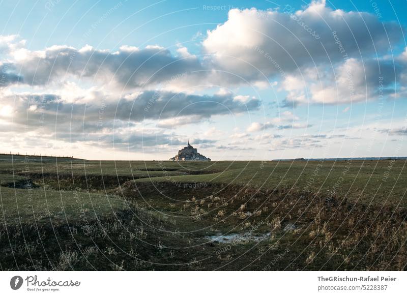 Trockenes Flussbett vor Mont Saint Michel Wiese Gras Landschaft mont saint michel Mont St. Michel Frankreich Wahrzeichen Tourismus Sehenswürdigkeit