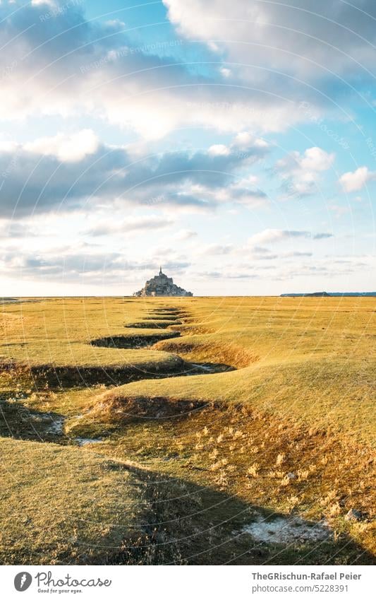 Trockenes Flussbett vor Mont Saint Michel Wiese Gras Landschaft mont saint michel Mont St. Michel Frankreich Wahrzeichen Tourismus Sehenswürdigkeit